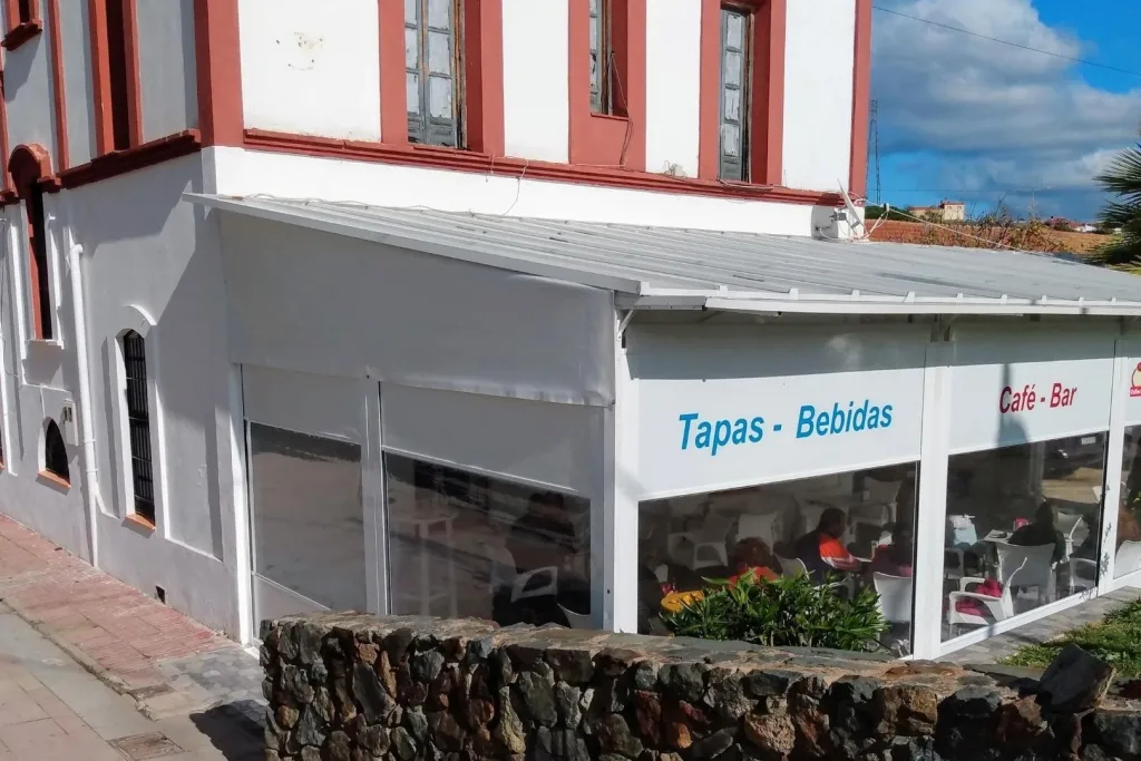 Café-bar con techo de chapa sándwich y la terraza cerrada