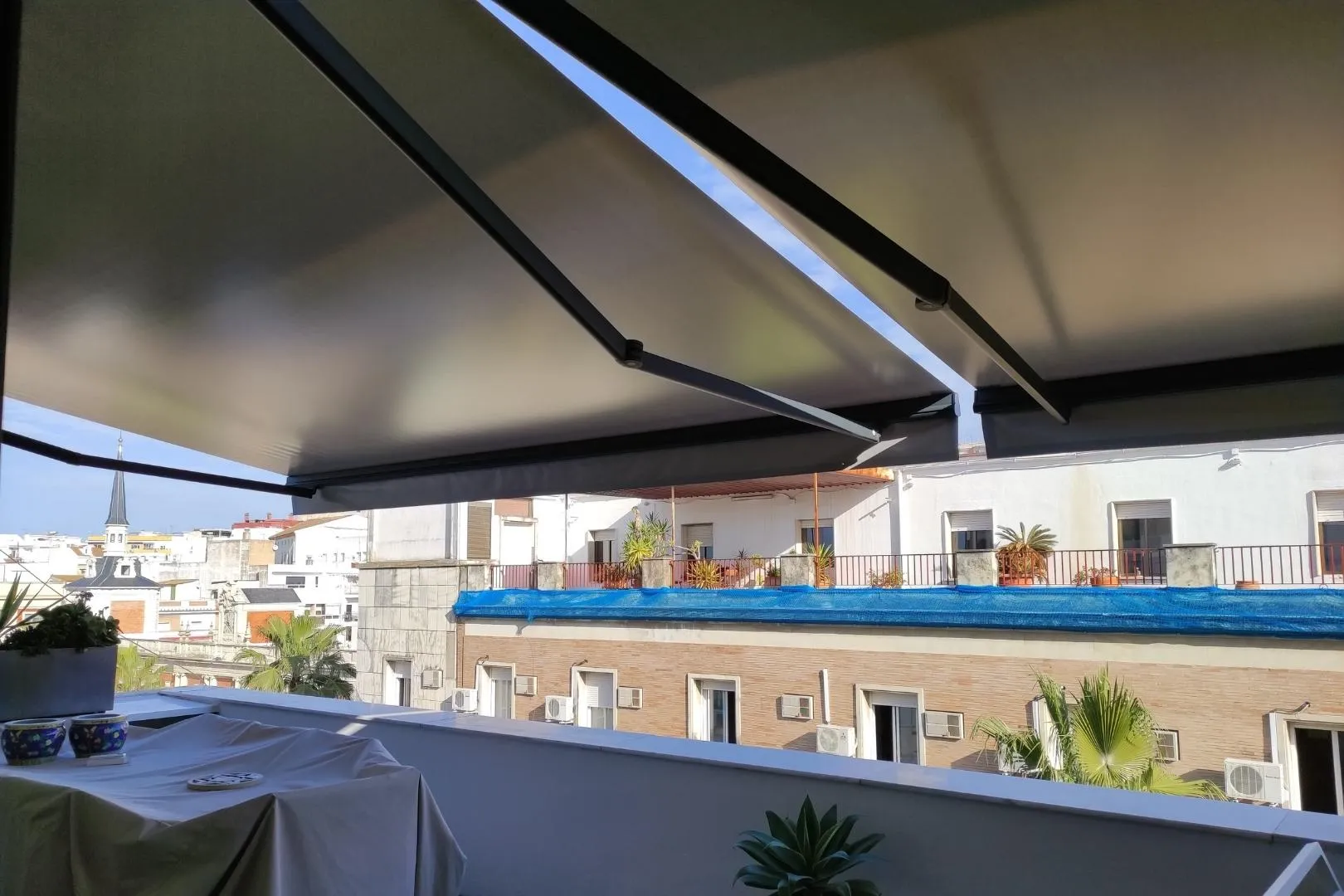 Toldo con Brazos Articulados en Huelva — Toldos Navarro