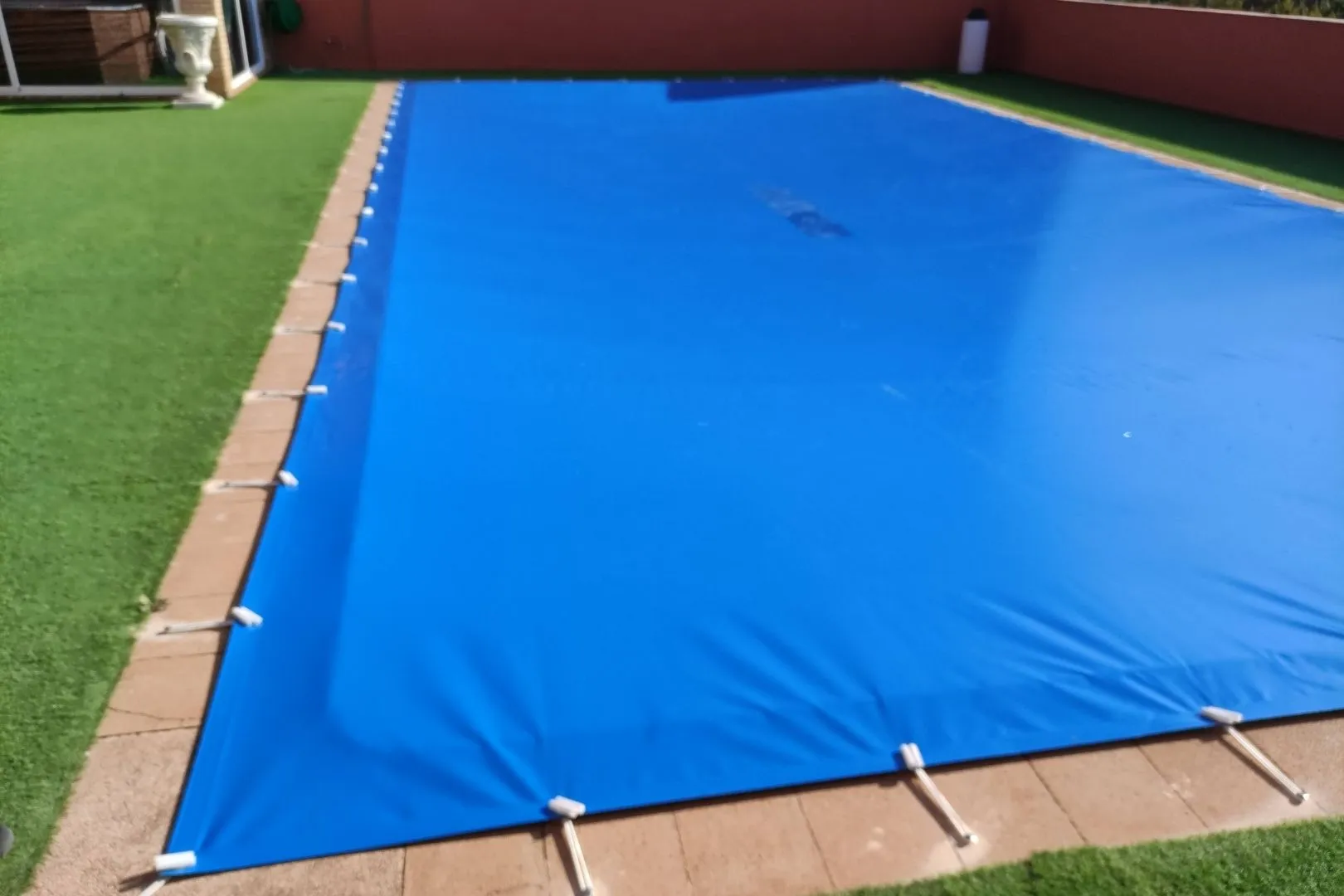 Toldos Cubre Piscinas en Huelva — Toldos Navarro