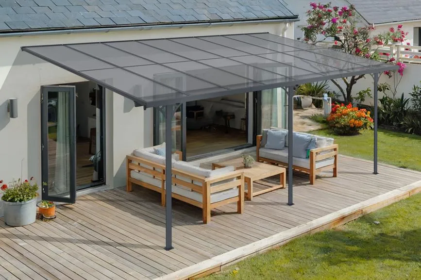 Pérgola adosada instalada en Huelva — Toldos Navarro