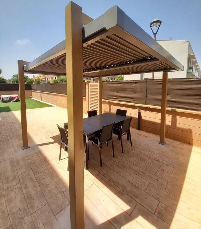 Pérgola imitación madera instalada en Huelva — Toldos Navarro