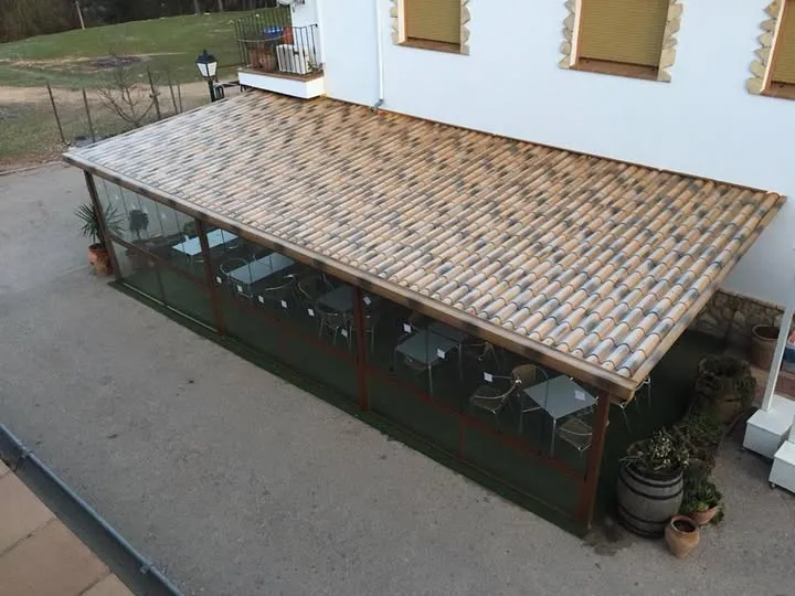 Techo de chapa sándwich imitación teja instalado en Huelva por Toldos Navarro e Hijo