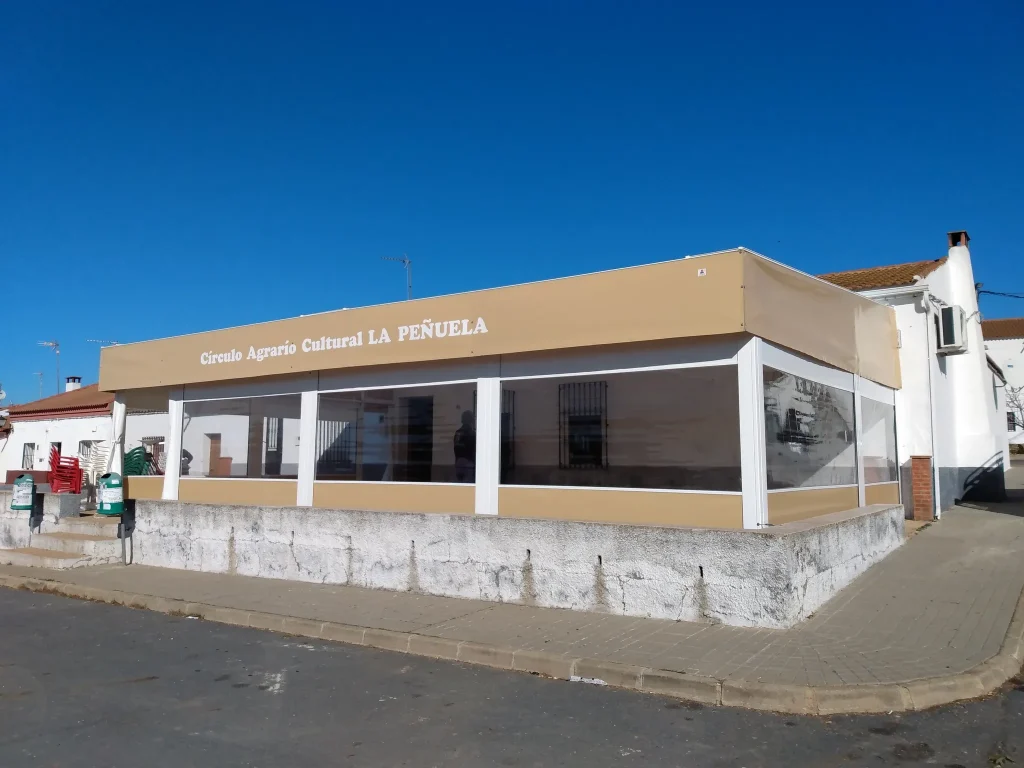 Terraza del Círculo Agrario Cultural La Peñuela cerrada con lona y cortavientos transparentes
